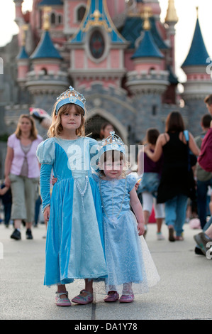 Zwei junge Schwestern verkleidet während einem Tag bei Eurodisney in der Nähe von Paris, Frankreich, Europa. Stockfoto