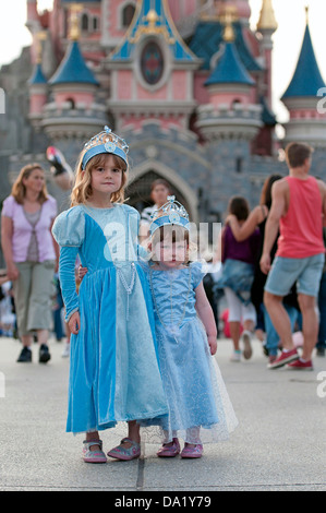 Zwei junge Schwestern verkleidet während einem Tag bei Eurodisney in der Nähe von Paris, Frankreich, Europa. Stockfoto