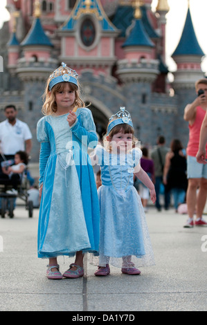 Zwei junge Schwestern verkleidet während einem Tag bei Eurodisney in der Nähe von Paris, Frankreich, Europa. Stockfoto