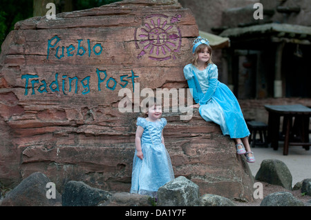 Zwei junge Schwestern verkleidet während einem Tag bei Eurodisney in der Nähe von Paris, Frankreich, Europa. Stockfoto