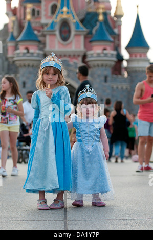 Zwei junge Schwestern verkleidet während einem Tag bei Eurodisney in der Nähe von Paris, Frankreich, Europa. Stockfoto