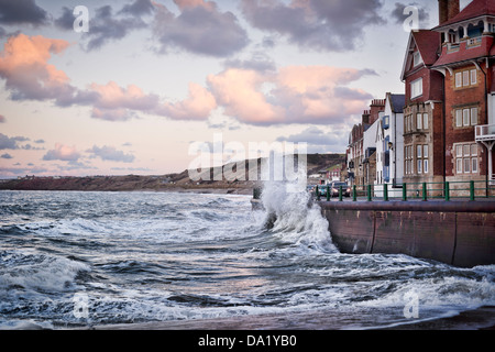 Ufermauer am Whitbys, North Yorkshire Stockfoto