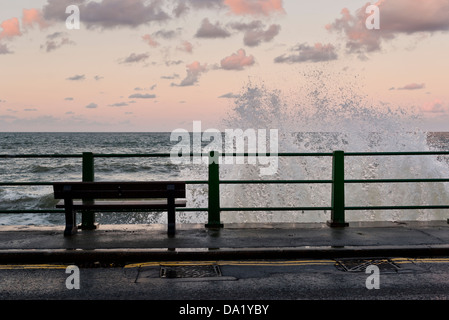 Welle trifft der Ufermauer an Whitbys, North Yorkshire Stockfoto