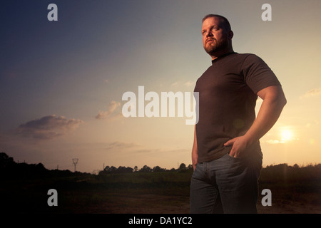 Der Mensch steht gegen Sonne suchen Aufbruch in Ferne Stockfoto