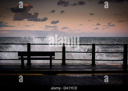 Welle trifft der Ufermauer an Whitbys, North Yorkshire Stockfoto