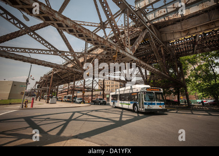 Tätigkeiten im Rahmen der belebten Farmen Square West-East Tremont Avenue erhöhte Bahnhof Stockfoto