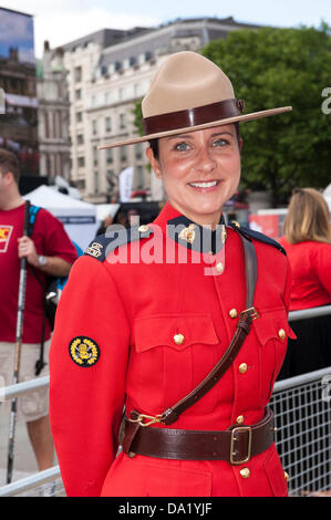 Trafalgar Square, London, UK. 1. Juli 2013. Kanada Tag 2013, 8. in Trafalgar Square und Kanadas 146. Geburtstagsfeier stattfinden. Bildnachweis: Rena Pearl/Alamy Live-Nachrichten Stockfoto