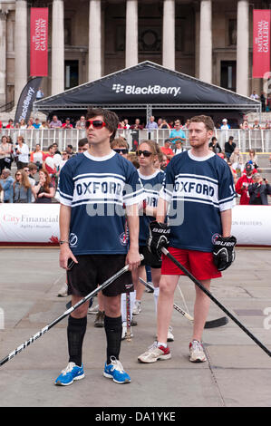 Trafalgar Square, London, UK. 1. Juli 2013. Canada Day 2013. Oxford Hockey Team Line up für die kanadische Nationalhymne. Bildnachweis: Rena Pearl/Alamy Live-Nachrichten Stockfoto