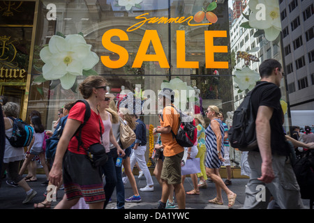 Käufer übergeben von großen Umsatz in einem Juicy Couture laden in Midtown Manhattan in New York City Stockfoto