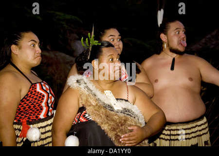 Eine Maori Performance unterhält die Gäste im Treetops Lodge in der Nähe von Rotorua, Neuseeland. Stockfoto