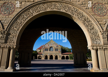 Gedächtniskirche, betrachtet durch einen Bogen auf dem wichtigsten Quad, Stanford University, Stanford, California, Vereinigte Staaten von Amerika Stockfoto