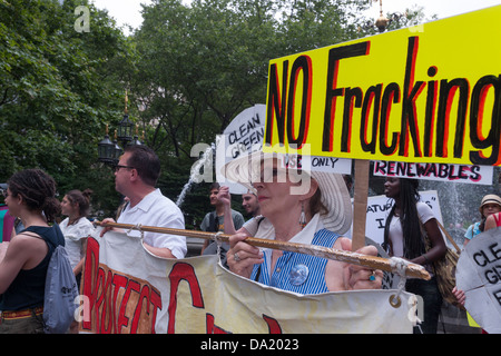 Umwelt-Aktivisten zu verwenden, Straßentheater und einen "Flashmob" ihren Standpunkt deutlich zu machen über Fracking und Erdgas-Pipelines Stockfoto