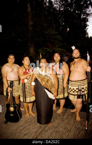 Eine Maori Performance unterhält die Gäste im Treetops Lodge in der Nähe von Rotorua, Neuseeland. Stockfoto