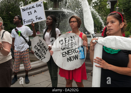 Umwelt-Aktivisten zu verwenden, Straßentheater und einen "Flashmob" ihren Standpunkt deutlich zu machen über Fracking und Erdgas-Pipelines Stockfoto