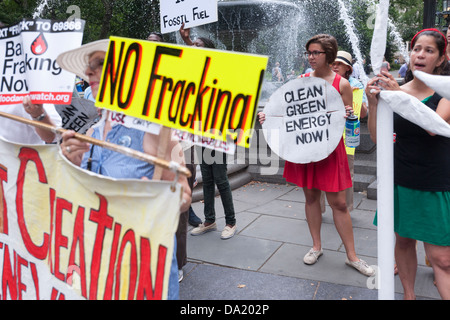 Umwelt-Aktivisten zu verwenden, Straßentheater und einen "Flashmob" ihren Standpunkt deutlich zu machen über Fracking und Erdgas-Pipelines Stockfoto