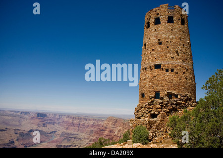 Der Desert View Watchtower mit Blick auf den Südrand des Grand Canyon, Grand Canyon National Park, Arizona, 7. Juni 2007. Stockfoto