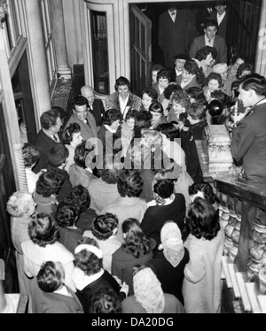 FRANKIE VAUGHAN (1928-1999)-UK-Pop-Sängerin umgeben von Fans ca. 1958 Stockfoto