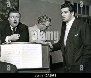 FRANKIE VAUGHAN (1928-1999)-UK-Pop-Sängerin auf der rechten Seite Proben ein Lied ca. 1956 Stockfoto