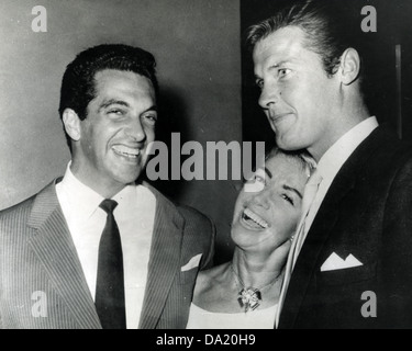 FRANKIE VAUGHAN UK Sänger auf der linken Seite über 1960 mit dem Schauspieler Roger Moore und seine Frau Dorothy Squires Stockfoto