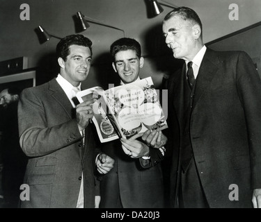 FRANKIE VAUGHAN UK-Pop-Sängerin auf der linken Seite im Jahr 1958 mit US Boys Club Botschafter Joseph McGrath und Sir Guy Russell (s.u. Stockfoto