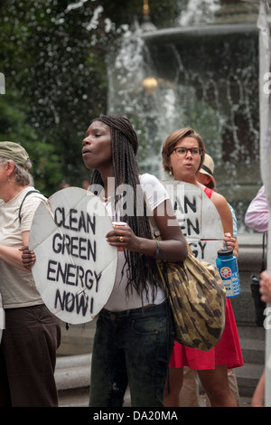 Umwelt-Aktivisten zu verwenden, Straßentheater und einen "Flashmob" ihren Standpunkt deutlich zu machen über Fracking und Erdgas-Pipelines Stockfoto