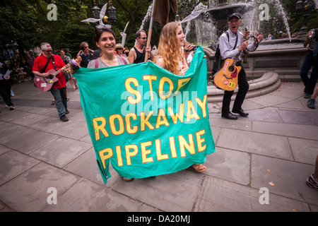 Umwelt-Aktivisten zu verwenden, Straßentheater und einen "Flashmob" ihren Standpunkt deutlich zu machen über Fracking und Erdgas-Pipelines Stockfoto