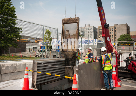 Betrieb Außendienstmitarbeiter aus NYC Department of Environmental Protection ersetzen Bildschirme in einer Verschmutzung Regeleinrichtung Stockfoto