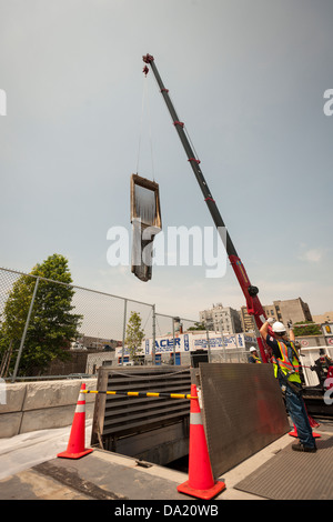 Betrieb Außendienstmitarbeiter aus NYC Department of Environmental Protection ersetzen Bildschirme in einer Verschmutzung Regeleinrichtung Stockfoto