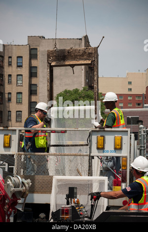 Betrieb Außendienstmitarbeiter aus NYC Department of Environmental Protection ersetzen Bildschirme in einer Verschmutzung Regeleinrichtung Stockfoto