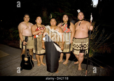 Eine Maori Performance unterhält die Gäste im Treetops Lodge in der Nähe von Rotorua, Neuseeland. Stockfoto