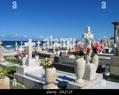 Friedhof mit Blick auf den Ozean, Old San Juan, Puerto Rico, Vereinigte Staaten von Amerika Stockfoto