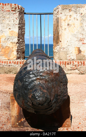 Canon auf der Oberseite Castillo de San Cristóbal, San Juan, Puerto Rico, Vereinigte Staaten von Amerika Stockfoto