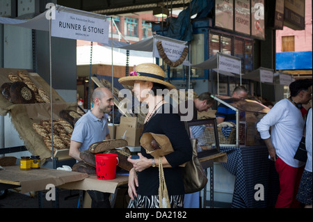 Kunden-Shop in New Amsterdam Market am South Street in New York Stockfoto