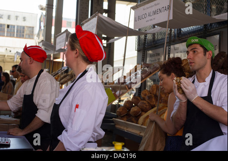 Kunden-Shop in New Amsterdam Market am South Street in New York Stockfoto