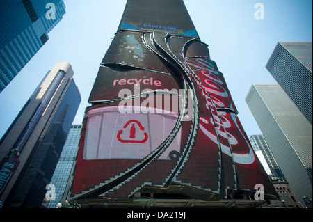 Coca-Cola-Plakatwand am Times Square in New York am Freitag, 21. Juni 2013 zu sehen. (© Frances M. Roberts) Stockfoto