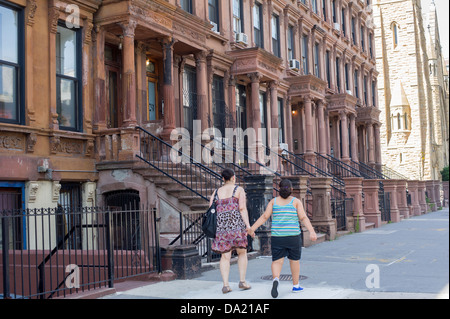 Eine Gruppe von Brownstones auf einem Block im Stadtteil Harlem von New York auf Sonntag, 23. Juni 2013. (© Frances M. Roberts) Stockfoto