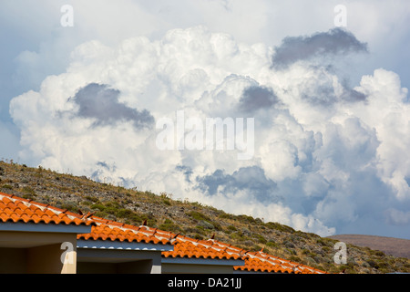 Ein Donner Zelle Aufbau in Cumulo Nimbus-Wolken über Skala Eresou auf Lesbos, Griechenland. Stockfoto