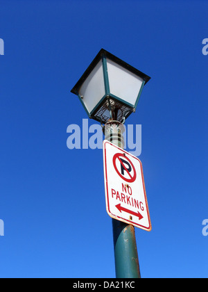 Laterne mit einem Nein Parkplatz Zeichen, San Juan, Puerto Rico, Vereinigte Staaten von Amerika Stockfoto
