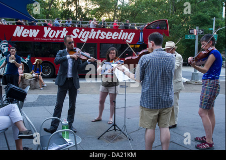 Touristen in einem komfortablen Bus pass Geiger Durchführung im Madison Square in New York auf der Sommer-Sonnenwende Stockfoto