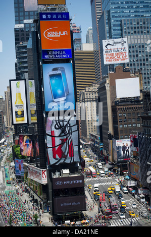 Tausende von Yoga-Praktizierende packen Times Square in New York Stockfoto