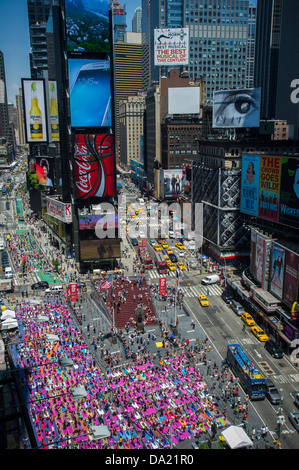 Tausende von Yoga-Praktizierende packen Times Square in New York Stockfoto