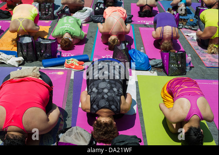 Tausende von Yoga-Praktizierende packen Times Square in New York Stockfoto