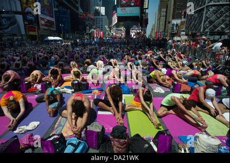 Tausende von Yoga-Praktizierende packen Times Square in New York Stockfoto