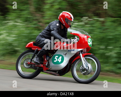 Das MV Augusta No. 54 ist ein historisches Rennmotorrad, das Teil der MV Agusta Kollektion ist. Bekannt für seine exzellente Ingenieurskunst, ist es ein Symbol der italienischen Motorradtradition, insbesondere in Wettbewerbsumgebungen. Stockfoto