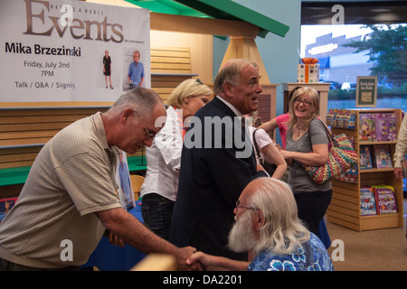 Pennsylvania Gouverneur Ed Rendell macht einen Unannouced Auftritt Mika Brzezinski, Gastgeber der MSNBC Morning Joe, während ihr Signierstunde anlässlich einer Buchhandlung in Lancaster, PA. Stockfoto