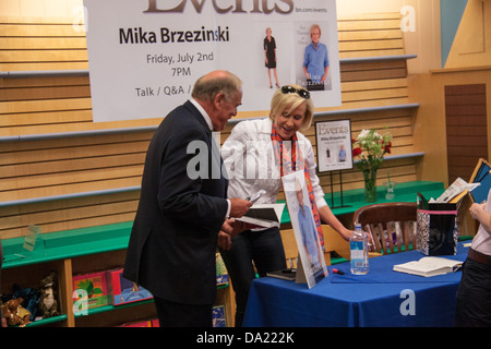 Pennsylvania Gouverneur Ed Rendell macht einen Unannouced Auftritt Mika Brzezinski, Gastgeber der MSNBC Morning Joe, während ihr Signierstunde anlässlich einer Buchhandlung in Lancaster, PA. Stockfoto