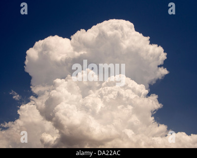 Eine Donner-Zelle Aufbau von Cumulo Nimbus-Wolken über Lesbos, Griechenland. Stockfoto