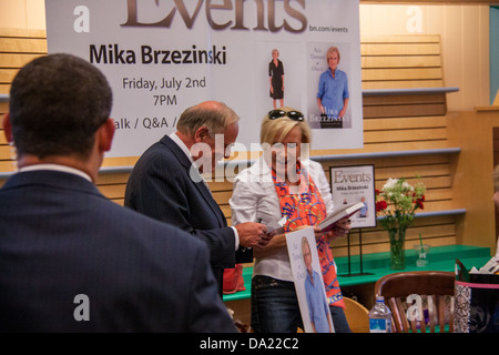 Pennsylvania Gouverneur Ed Rendell macht einen Unannouced Auftritt Mika Brzezinski, Gastgeber der MSNBC Morning Joe, während ihr Signierstunde anlässlich einer Buchhandlung in Lancaster, PA. Stockfoto