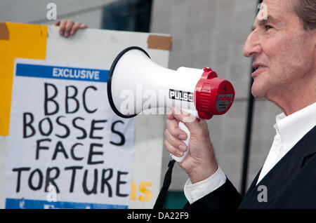 London, UK. 1. Juni 2013. Ehemaliger BBC-Journalist Jack Pizzey organisiert eine Demonstration heute gegen BBC Weigerung, Waterboarding "Folter" nennen. Die Medienorganisation beharrt, dass Waterboarding lediglich "eine harte Verhörtechnik". Pizzey (mit Megaphon) Druck der BBC, das Wort "Folter" in seiner Abdeckung. Er war mit einer Gießkanne und ein Handtuch ausgestattet, um die Elemente verwendet, um Waterboard Opfer darzustellen. "Wir glauben, Sie können darüber diskutieren, ob der nicht mit Folter, aber nicht ob Waterboarding ist Folter. Es ist ein No-Brainer. "erklärte er. Stockfoto