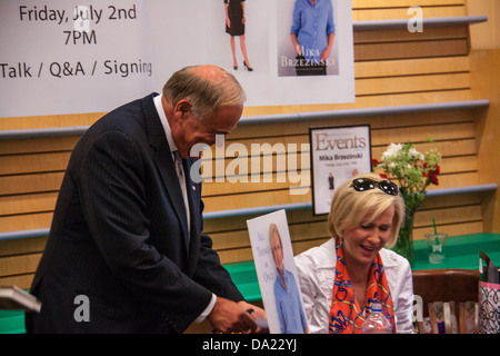 Pennsylvania Gouverneur Ed Rendell macht einen Unannouced Auftritt Mika Brzezinski, Gastgeber der MSNBC Morning Joe, während ihr Signierstunde anlässlich einer Buchhandlung in Lancaster, PA. Stockfoto